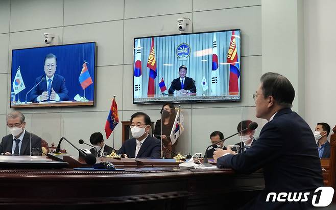 문재인 대통령이 10일 청와대에서 열린 우흐나 후렐수흐 몽골 대통령과의 화상 정상회담에서 인사말을 하고 있다. 2021.9.10/뉴스1 © News1 유승관 기자
