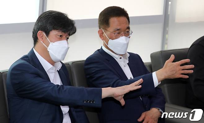 김주영 더불어민주당 의원(오른쪽). 2021.6.2/뉴스1 © News1 장수영 기자