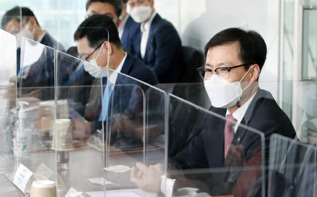 여한구 산업통상자원부 통상교섭본부장이 10일 서울 여의도 주한미국상공회의소 회의실에서 한-미 양국 간 경제·투자 협력 증진과 외투기업 간 소통을 강화하기 위해 열린 ‘미국계 외투기업 간담회’에서 외투정책 및 제도 등 통상현안을 논의하고 있다.