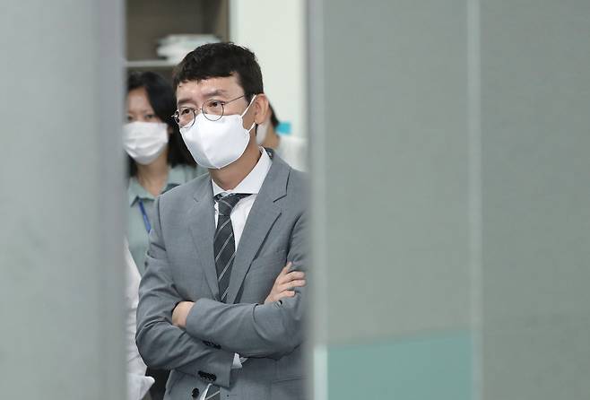 김웅 국민의힘 의원이 10일 서울 영등포구 국회의원회관 자신의 의원실에서 '검찰 고발 사주' 의혹 관련해 압수수색을 하고 있는 고위공직자범죄수사처(공수처) 관계자와 대치하고 있다. /뉴시스