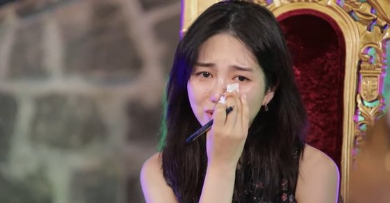 걸그룹 AOA 출신 권민아가 유튜브에 출연해 눈물을 흘리고 있다. 유튜브 채널 '점점tv' 캡처