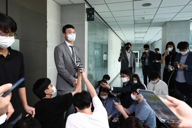 고위공직자범죄수사처가 10일 윤석열 전 검찰총장의 ‘고발 사주’ 의혹과 관련 국민의힘 김웅 의원의 의원회관 사무실을 압수수색하자, 김 의원이 사무실 앞에서 입장을 밝히고 있다. 공동취재사진