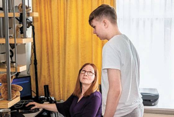 모자 프로게이머인 앤 피시(왼쪽)와 벤지 피시가 대화하고 있다. [사진 인스타그램]