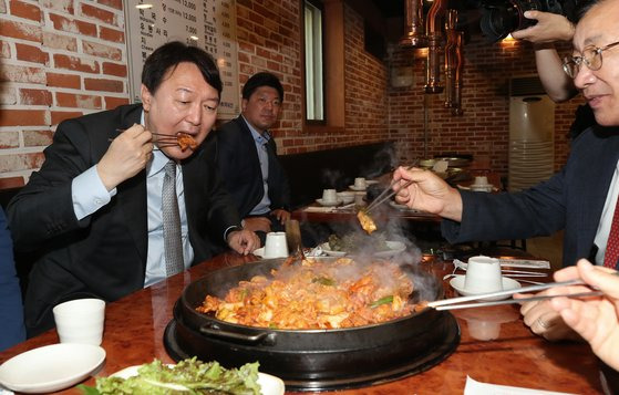 윤석열 전 검찰총장이 9일 강원 춘천시 명동 닭갈비 골목의 한 식당을 찾아 김진태 전 의원 등과 점심을 함께했다. 연합뉴스