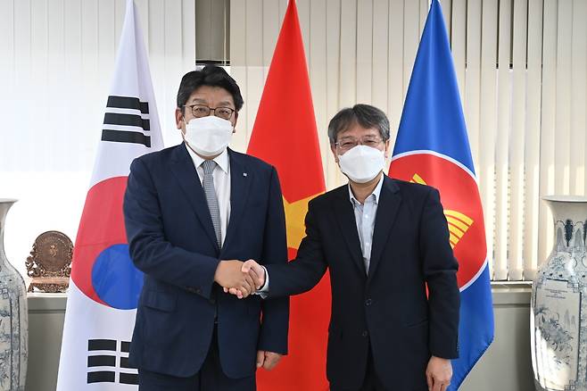 Vietnamese Ambassador to Korea Nguyen Vu Tung (right) and CEO Choi Jin-young of The Korea Herald shake hands at the Vietnamese Embassy in central Seoul on Wednesday. (Sanjay Kumar/The Korea Herald)