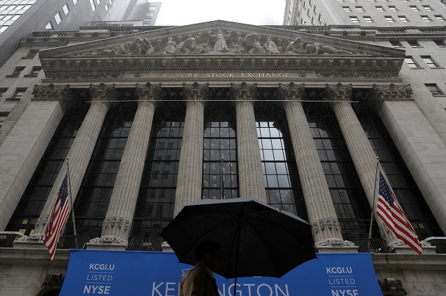 미국 뉴욕 맨해튼에서 우산을 쓴 한 남성이 뉴욕증권거래소(NYSE) 앞을 걸어가고 있다. 로이터 연합뉴스