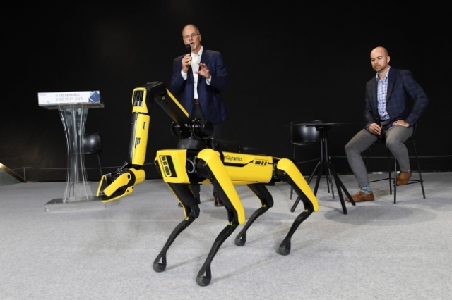 로버트 플레이터 보스턴 다이내믹스 CEO, 애론 사운더스 보스턴다이내믹스 CTO(왼쪽부터)가 로봇개 '스팟'을 소개하고 있다. 현대자동차 제공