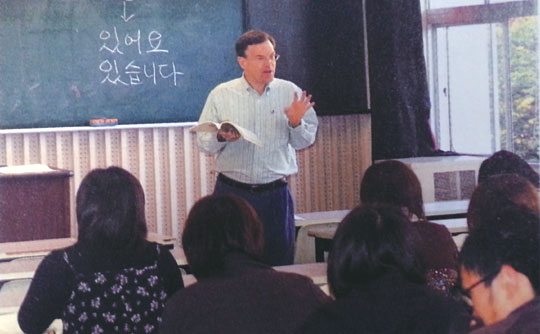 ‘외국어 학습담’을 출간한 로버트 파우저 전 서울대 교수가 지난 2006년 일본 가고시마대에서 한국어를 가르치고 있는 모습. 파우저 전 교수는 이번 책에 외국어 학습의 경험과 요령 등을 담았다.  혜화1117 제공