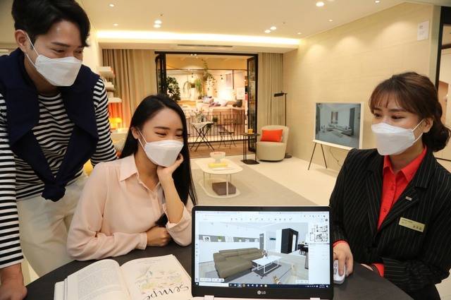 [서울=뉴시스]25일 경기도 부천시 한샘리하우스 롯데백화점 부천중동점에서 고객들이 모델하우스를 살펴보고 있다. 이 곳에서는 실제 아파트를 백화점으로 옮겨놓은 듯한 모델하우스에서 최신 인테리어가 적용된 거실과 부엌, 욕실, 안방 등 집 공간을 직접 체험해 볼 수 있으며, 인테리어 설계전문가(RD·Rehaus Designer)에게 집 공사에 필요한 인테리어 설계를 받을 수 있다. (사진=한샘 제공) 2021.03.25. photo@newsis.com *재판매 및 DB 금지