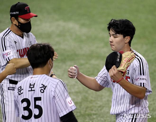 [서울=뉴시스] 조성우 기자 = 10일 오후 서울 송파구 잠실야구장에서 열린 2021 신한은행 SOL KBO리그 한화 이글스와 LG 트윈스 경기, LG 선발투수 이민호가 한화 5회초 공격까지 무실점을 막은 뒤 동료들과 하이파이브하며 들어오고 있다. 2021.09.10. xconfind@newsis.com