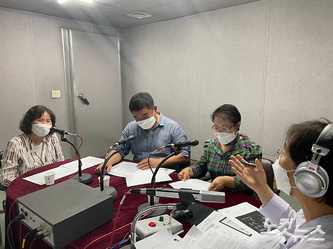 왼쪽부터 김영이 리포터, 김봉호 연구사, 조계숙 연구관, 이수복 PD. 이한솔 아나운서