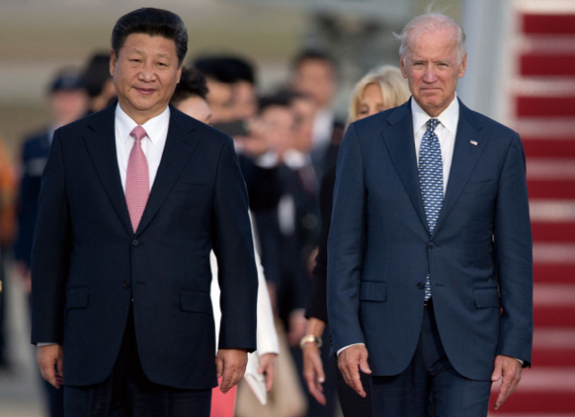 지난 2015년 9월 조 바이든(오른쪽) 미국 당시 부통령이 워싱턴DC에서 국빈 방문한 시진핑 중국 국가주석을 영접하고 있다. /미 국무부