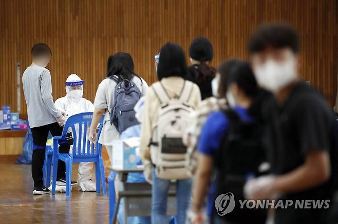 학교 집단감염  [연합뉴스 자료사진]