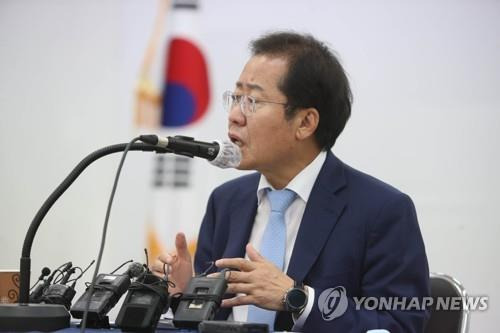 홍준표, 대구서 기자간담회     (대구=연합뉴스) 김현태 기자 = 국민의힘 대권주자인 홍준표 의원이 10일 대구시당에서 기자간담회를 하고 있다. 2021.9.10
    mtkht@yna.co.kr