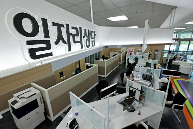 지난 7월 14일 오전 서울남부고용센터를 찾은 시민들이 일자리 상담을 하고 있다. (사진=연합뉴스)