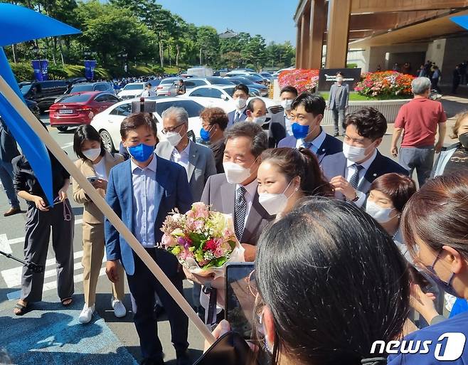 이낙연 더불어민주당 대선 경선 후보가 11일 대구·경북 지역순회 경선 결과가 발표되는 대구 수성구 호텔인터불고에서 지지자들과 사진을 찍고 있다. 2021.9.11/뉴스1 © 뉴스1 박주평 기자