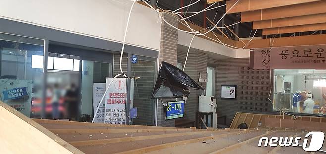 11일 오전 10시53분쯤 경북 경산시 대평동에 있는 정육 소매점에서 천정 구조물이 떨어져 손님 6명이 다쳤다.(경산소방서제공)2021.9.11/© 뉴스1