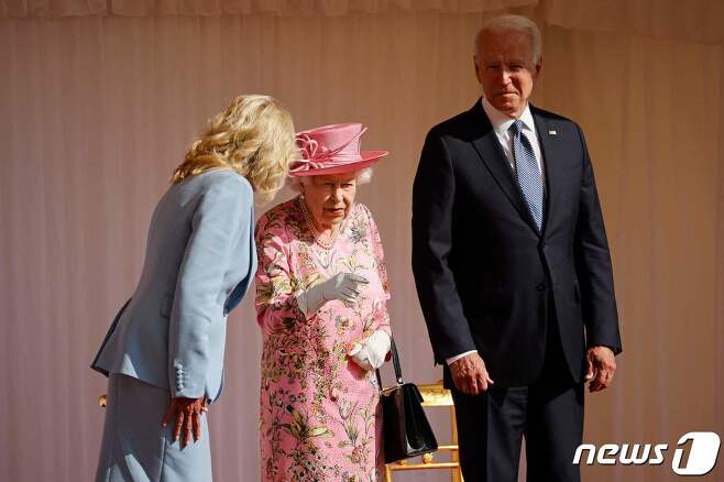 조 바이든 미국 대통령과 부인 질 바이든 여사가 13일(현지시간) G7 정상 회의를 마친 후 런던 윈저성을 방문해 엘리자베스 2세 영국 여왕과 얘기를 하고 있다. © AFP=뉴스1 © News1 우동명 기자