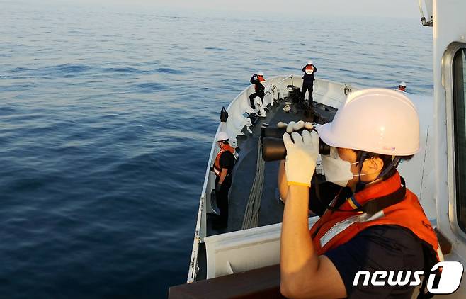 2일차 실종된 순경 수색하는 해경(중부지방해양경찰청 제공)2021.9.11/뉴스1 © News1 박아론 기자