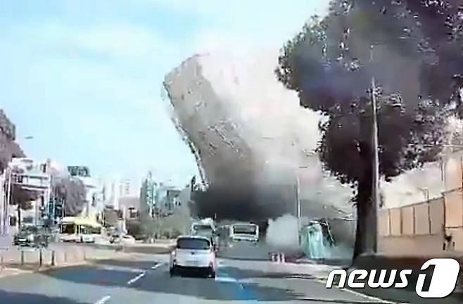 9일 오후 4시 22분쯤 광주 동구 학동 학4구역 재개발 현장에서 철거 공사 중이던 5층 건물이 도로 쪽으로 무너지며 지나가던 시내버스를 덮치고 있다. 이 사고로 시내버스에 탄 탑승객 9명이 숨지고 8명이 중상을 입었다. (차량 블랙박스 동영상 캡처).2021.6.9/뉴스1 © News1