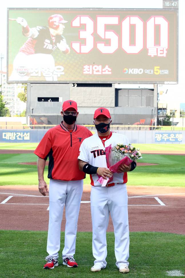 KIA 최형우가 11일 광주 NC전에 앞서 맷 윌리엄스 감독과 함께 꽃다발을 들고 서 있다. | KIA 타이거즈 제공