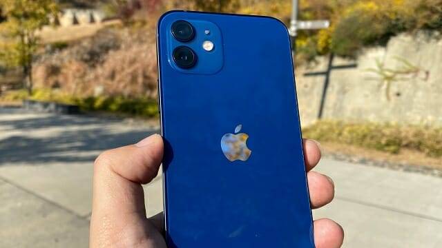 애플이 모터사이클을 타는 아이폰 이용자에게 주의를 당부했다. (사진=지디넷코리아)