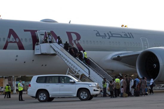 아프가니스탄 수도 카불의 국제공항에서 대피 길에 나선 미국과 독일·캐나다 등 외국인들이 카타르항공 소속 여객기에 오르고 있다.(카불 AFP=연합뉴스)