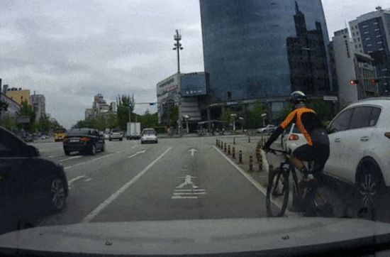 10일 온라인 커뮤니티 보배드림에는 도로를 달리던 차량 앞으로 갑자기 자전거가 튀어나와 자칫 큰 사고로 이어질 뻔한 영상이 공개됐다. [사진=보배드림 캡처]