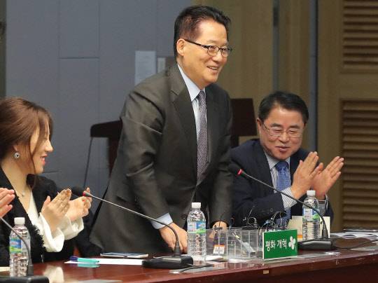 지난 2018년 1월 국회 의원회관에서 열린 국민의당지키기운동본부 전체회의에서 당시 박지원 의원과 조성은 전 국민의당 비대위원이 참석하고 있는 모습. [연합뉴스 자료사진]