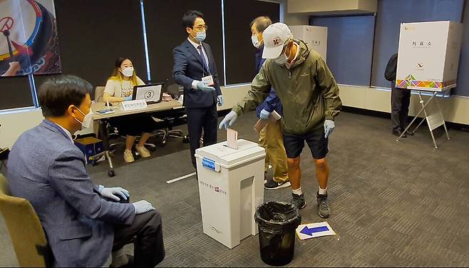 지난해 4월, 한국의 21대 총선 당시 오스트레일리아 시드니 총영사관에 마련된 재외투표소에서 재외국민 유권자들이 첫 투표를 시작하고 있다. 연합뉴스