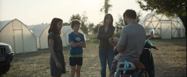 비르지니는 남편을 잃고 딸 로라, 아들 가스톤과 함께 메뚜기 농장을 운영한다. IMDb 제공