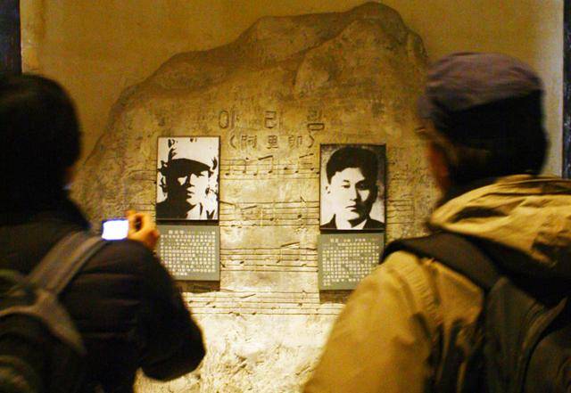 허베이성 한단 혁명열사능원 열사기념당에 밀양 사람 윤세주(오는쪽)와 평양 출신 진광화 열사의 사진이 걸려 있다. ⓒ최종명