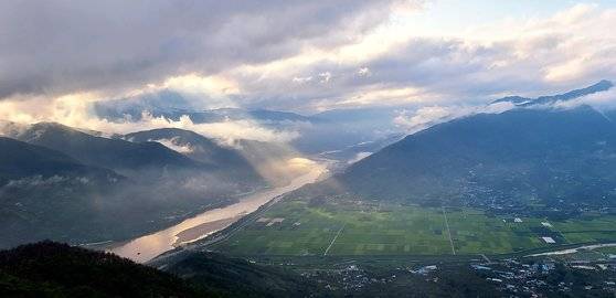 지리산둘레길 삼화실-대축 구간 구재봉 활공장에서 촬영한 경남 하동 악양들판. 손민호 기자