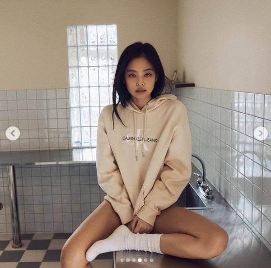 제니의 캘빈클라인 홍보 사진. 인터넷 캡처.