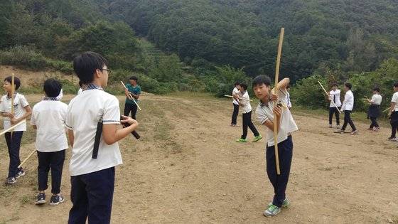 견훤왕의 호연지기 체험 프로그램에 참가하고 있는 학생들. [사진 김성주]