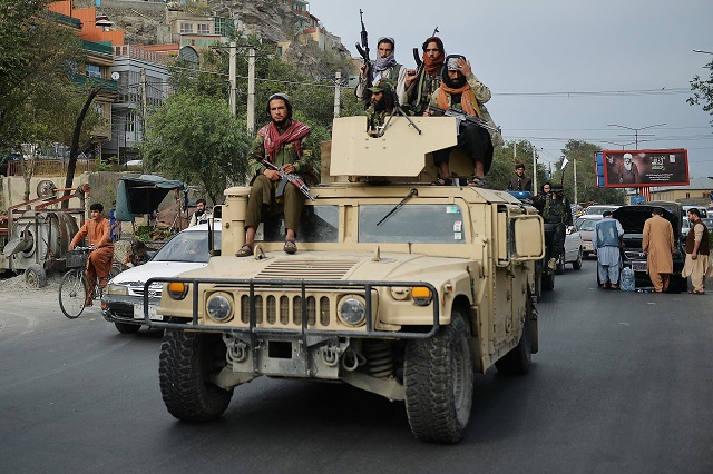 아프가니스탄 수도 카불에서 이슬람 무장 조직 탈레반 대원들이 미군 험비 차량에 올라 아프간전의 승리를 자축하고 있다. 전날 미군이 이곳에서 완전히 철수하자 탈레반은 '완전한 독립'을 선언했다. AFP연합뉴스