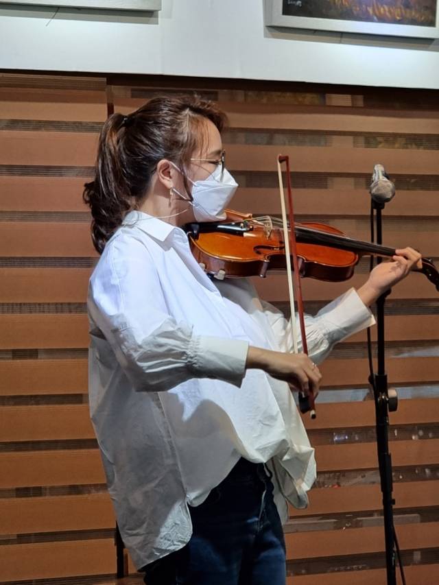 국민엔젤스앙상블 김유경 단원이 11일 우동꽃오아시스음악회에서 장윤정의 꽃을 연주하고 있다. (사)꿈꾸는마을 제공