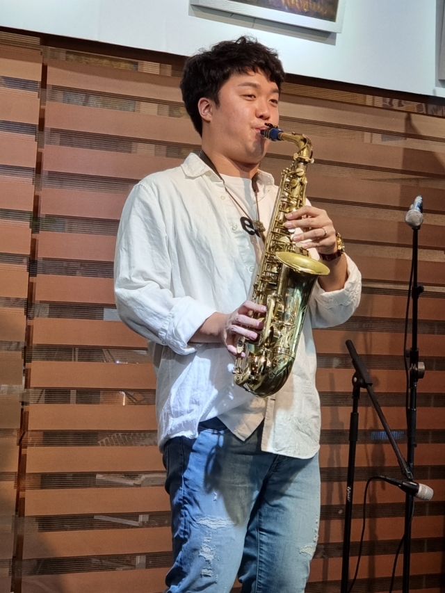 색소폰 연주자 박진현씨가 김현식의 노래 잊어야한다는 마음으로를 연주하고 있다. (사)꿈꾸는마을 제공