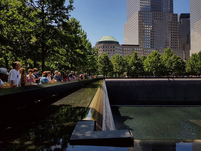미국 뉴욕 맨해튼의 9•11 메모리얼 가든의 ‘메모리얼 풀’. 과거 세계무역센터(WTC) 쌍둥이 빌딩이 있던 터에서 9•11 테러 희생자 이름이 새겨진 패널 아래로 물이 흐르고 있다. /사진=송경은 기자