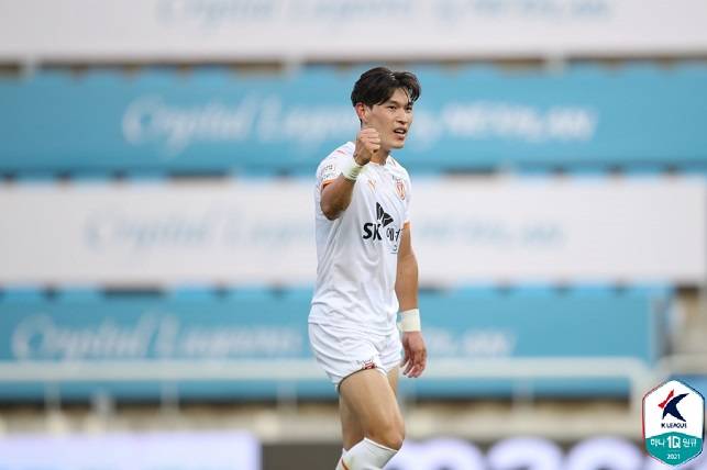 프로축구 K리그1 제주 유나이티드의 미드필더 이창민이 11일 인천 유나이티드와의 경기에서 후반 추가시간 득점을 기록한 뒤 기뻐하고 있다. 사진=한국프로축구연맹 제공