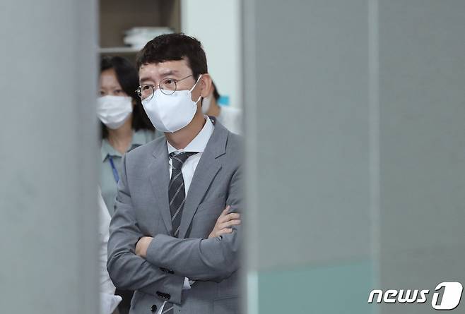 (서울=뉴스1) 오대일 기자 = 윤석열 전 검찰총장의 이른바 '고발 사주' 의혹과 관련한 핵심 당사자인 김웅 국민의힘 의원이 10일 서울 여의도 국회 의원회관 자신의 사무실에서 압수수색 나온 고위공직자범죄수사처 수사관들에게 항의하고 있다. 2021.9.10/뉴스1