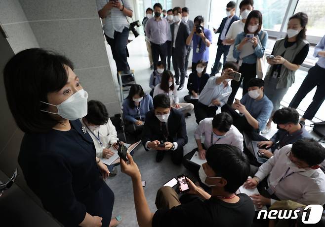 (서울=뉴스1) 오대일 기자 = 전주혜 국민의힘 의원이 10일 오전 '고발 사주' 의혹과 관련해 공수처 수사관들의 압수수색이 진행중인 서울 여의도 국회 의원회관 김웅 의원실 앞에서 브리핑을 하고 있다. 2021.9.10/뉴스1