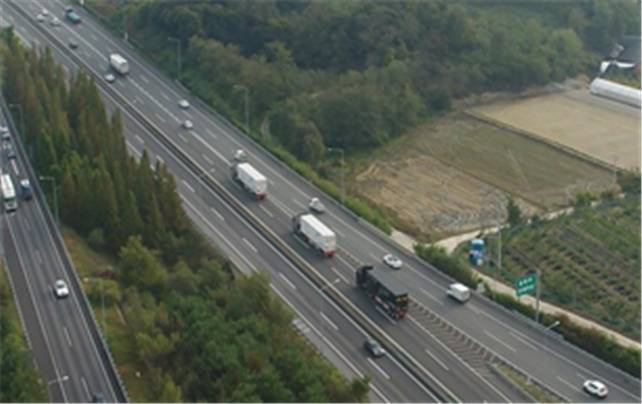 화물차 네 대가 자율협력 군집주행에 성공했다. 자율협력주행기술을 활용해 뒤따르는 차가 일정간격을 두고 앞선 차를 자동으로 추종하며 기차처럼 함께 운행한 것. /사진제공=국토교통부
