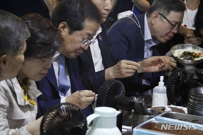 [포항=뉴시스] 강진구 기자 = 국민의힘 대선 경선 후보인 홍준표 의원이 11일 오후 경북 포항시 죽도시장을 방문해 수제비로 점심식사를 하고 있다.2021.09.11.dr.kang@newsis.com