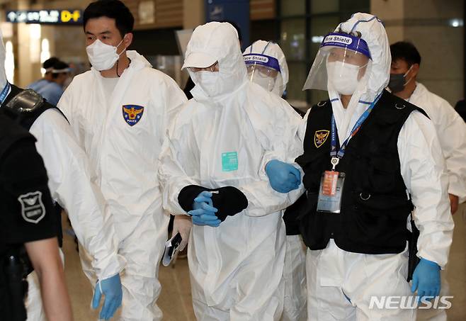 [인천공항=뉴시스] 고범준 기자 = 광주 동구 학동4구역 주택재개발정비사업 철거건물 붕괴 참사 직후 해외로 도피했던 문흥식 전 5·18구속부상자회장이 11일 오후 인천국제공항 제1터미널을 통해 귀국해 광주로 압송되고 있다. 2021.09.11. bjko@newsis.com