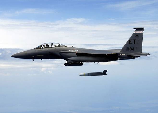 미 공군 F-15E 전투기에서 JASSM-ER 공대지미사일이 발사되고 있다. 미 공군 제공