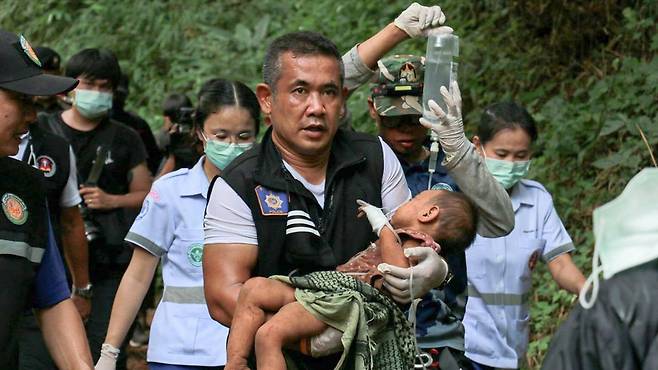 태국의 한 40대 남성이 친구의 어린 딸(생후 23개월)을 숲의 정령에게 제물로 바친다며 납치했다 경찰에 체포됐다. 현지 경찰은 실종신고가 접수된 지 3일 만에 집 인근 숲의 동굴에서 실종 아동(사진)을 찾아 병원으로 이송했다.
