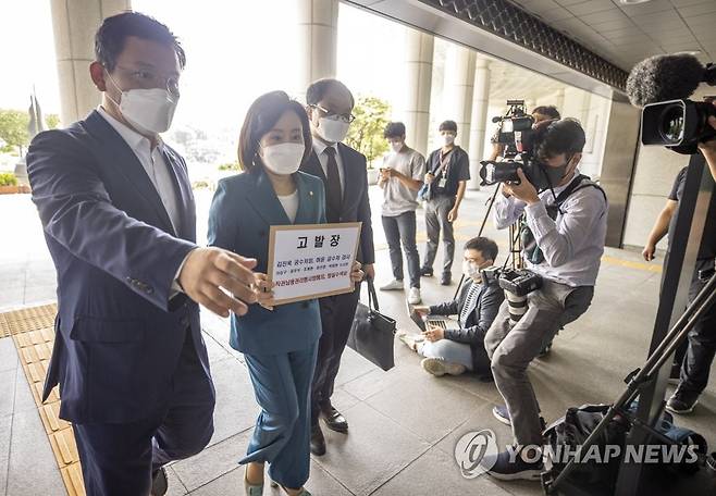 국민의힘, 김진욱 공수처장 등 고발 (서울=연합뉴스) 윤동진 기자 = 국민의힘 전주혜 의원(가운데)이 11일 오전 서울 서초구 대검찰청에서 김진욱 공수처장을 비롯한 관계자들을 직권남용권리행사방해죄 등으로 고발하는 내용의 고발장을 든 채 청사 내 민원실로 향하고 있다. 왼쪽부터 국민의힘 김형동 의원, 전 의원, 권오현 법률자문위원
    국민의힘은 지난 10일 김웅 의원에 대한 고위공직자범죄수사처(공수처)의 압수수색이 적법 절차를 거치지 않았다며 김진욱 공수처장을 포함한 관계자들을 고발하겠다고 밝혔다. 2021.9.11 mon@yna.co.kr