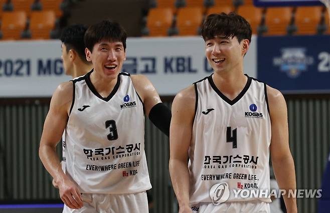 '오늘 경기 잘 풀리네' (상주=연합뉴스) 이진욱 기자 = 11일 경북 상주체육관에서 열린 2021 MG 새마을금고 KBL컵 상무와 한국가스공사 경기. 경기 도중 가스공사 두경민(왼쪽)과 김낙현이 대화를 하고 있다. 2021.9.11 cityboy@yna.co.kr