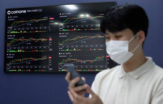 서울 용산구 코인원 고객센터에서 관계자가 가상자산 시세를 확인하고 있다.(사진=방인권 기자)